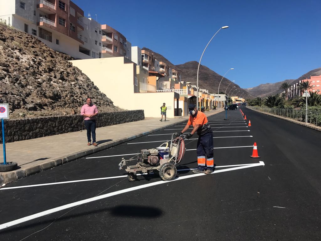 El Ayuntamiento asfalta y reordena la señalización viaria en Morro Jable para habilitar 300 nuevos aparcamientos