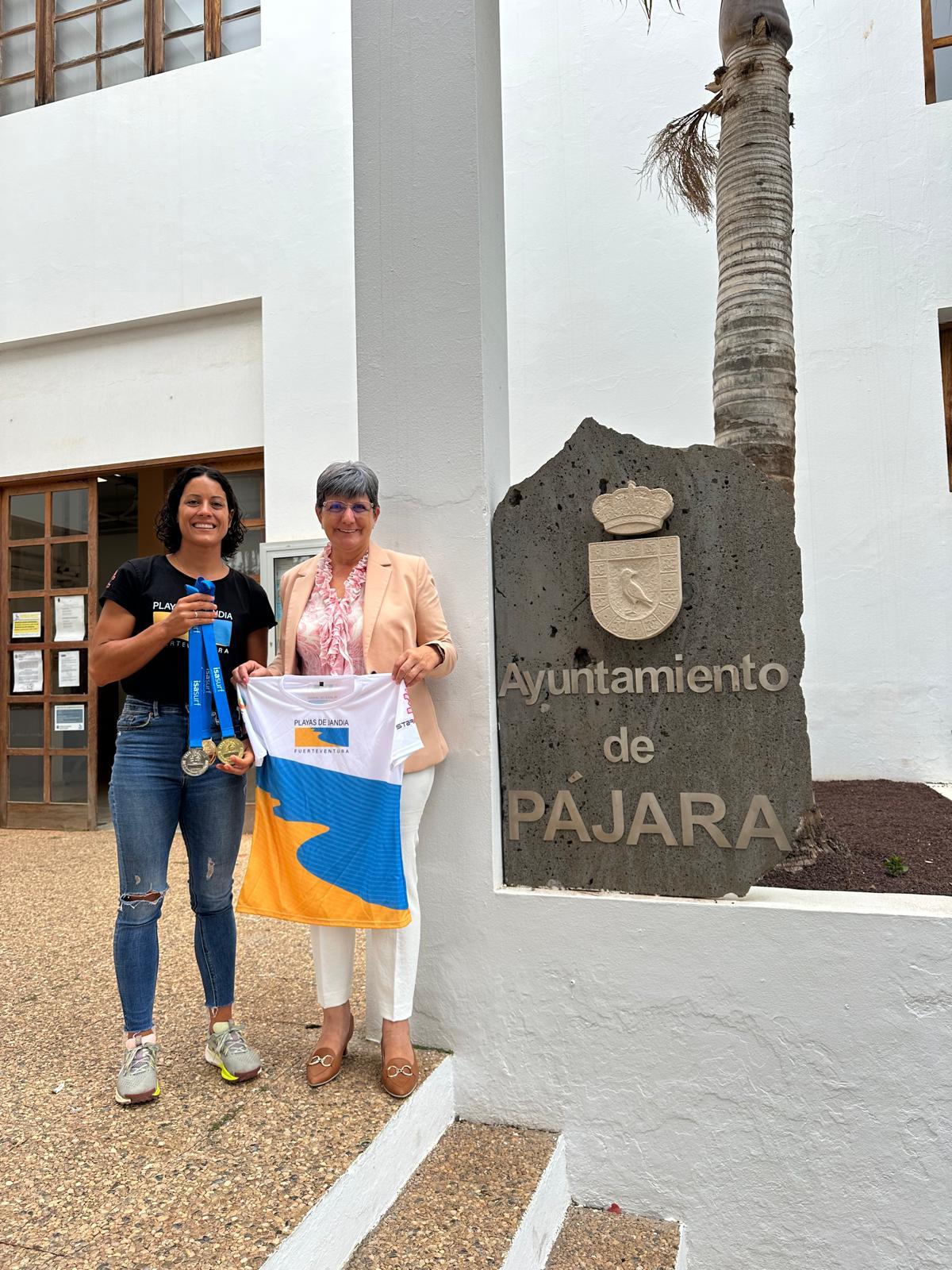 El Ayuntamiento de Pájara reconoce el desempeño de la campeona mundial de Padel Surf, Alba Frey