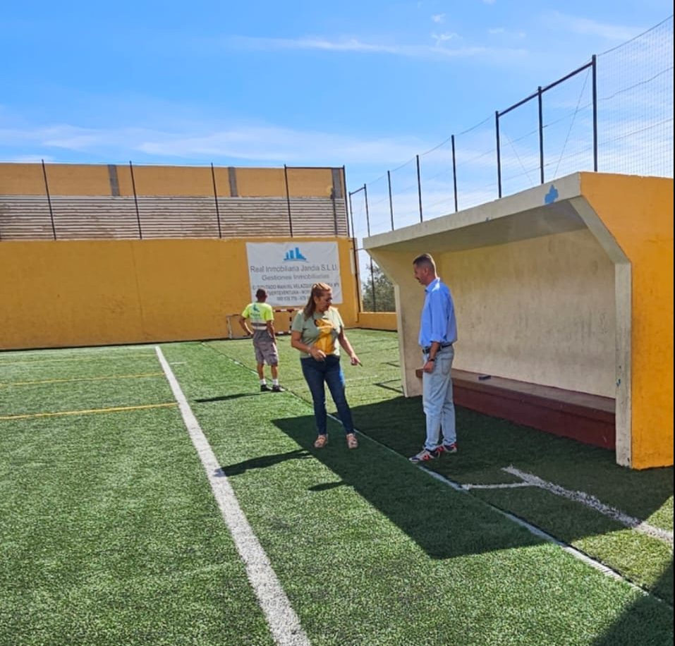 El Ayuntamiento de Pájara mejora la seguridad del campo de fútbol de Morro Jable con la renovación del césped de alrededor